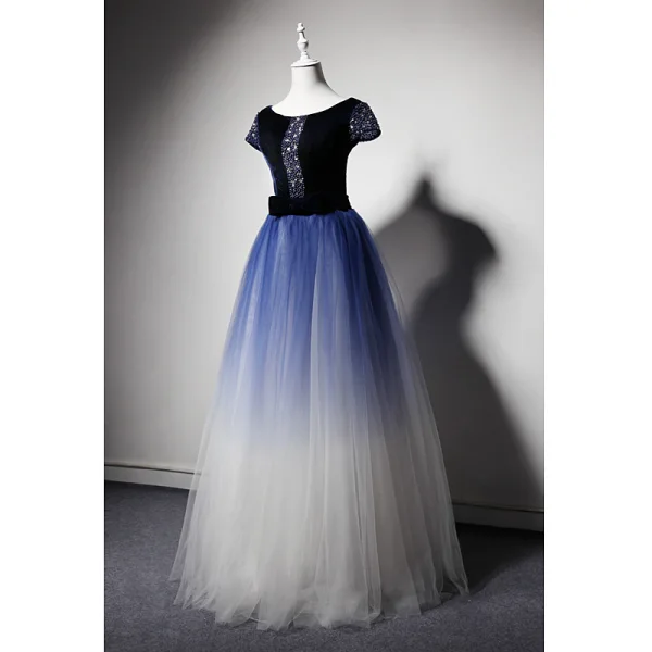 Luxe Bleu Marine Dégradé De Couleur Daim Robe De Bal 2019 Princesse Encolure Dégagée Manches Courtes Perlage Faux Diamant Noeud Ceinture Longue Volants Robe De Ceremonie