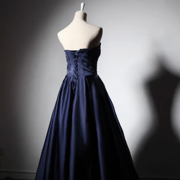 Elegant Mørk Marineblå Satin Selskapskjoler 2019 Prinsesse Kjæreste Uten Ermer Beading Lange Buste Ryggløse Formelle Kjoler