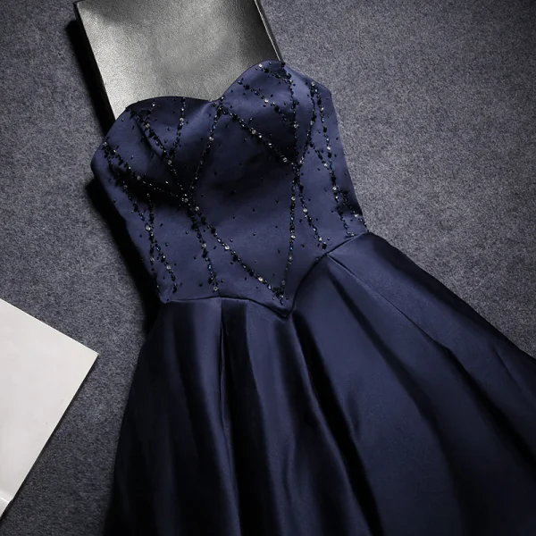 Elegant Mørk Marineblå Satin Selskapskjoler 2019 Prinsesse Kjæreste Uten Ermer Beading Lange Buste Ryggløse Formelle Kjoler