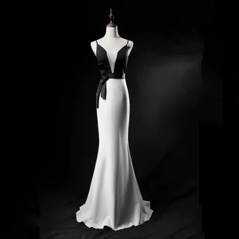 Sexy Noire Blanche Robe De Soirée 2019 Trompette Sirène Transparentes Col V Profond Sans Manches Train De Balayage Volants Dos Nu Robe De Ceremonie