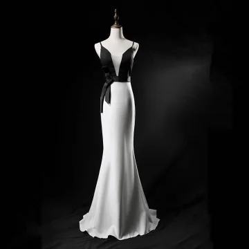 Sexy Noire Blanche Robe De Soirée 2019 Trompette Sirène Transparentes Col V Profond Sans Manches Train De Balayage Volants Dos Nu Robe De Ceremonie