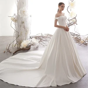 Sencillos Marfil Satén Vestidos De Novia 2019 A Line Princess Fuera Del Hombro Manga Corta Flor Sin Espalda Cathedral Train Ruffle