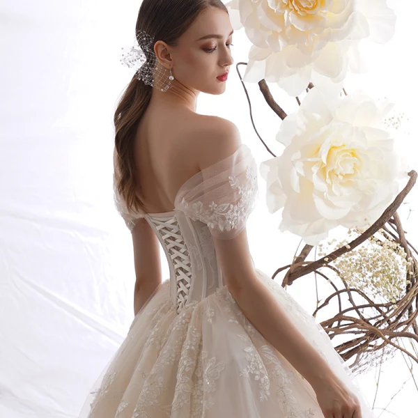 Schöne Champagner Brautkleider / Hochzeitskleider 2019 A Linie Off Shoulder Kurze Ärmel Rückenfreies Glanz Applikationen Spitze Perlenstickerei Hof-Schleppe Rüschen