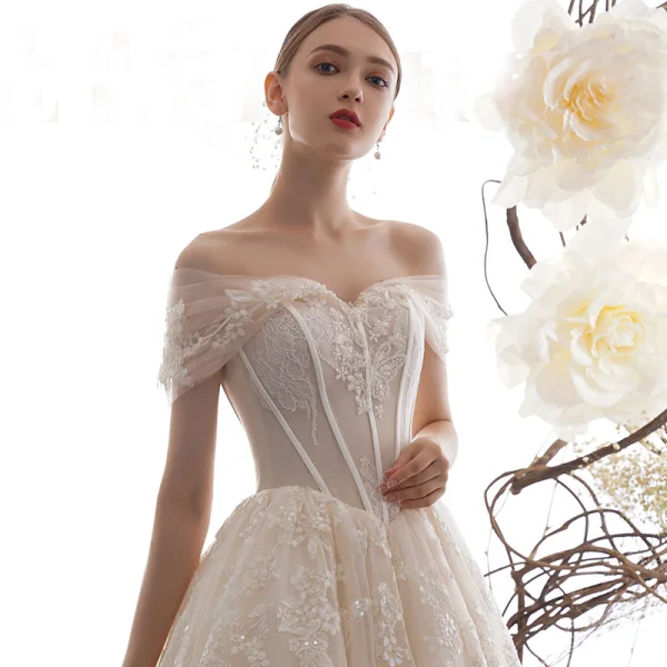 Schöne Champagner Brautkleider / Hochzeitskleider 2019 A Linie Off Shoulder Kurze Ärmel Rückenfreies Glanz Applikationen Spitze Perlenstickerei Hof-Schleppe Rüschen