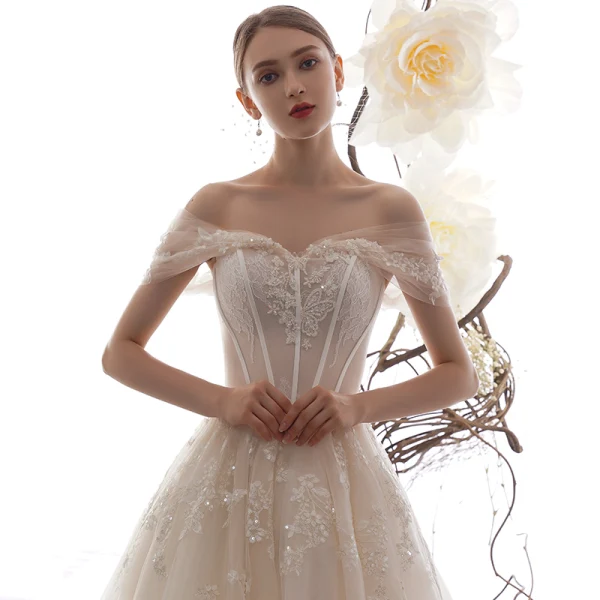 Schöne Champagner Brautkleider / Hochzeitskleider 2019 A Linie Off Shoulder Kurze Ärmel Rückenfreies Glanz Applikationen Spitze Perlenstickerei Hof-Schleppe Rüschen