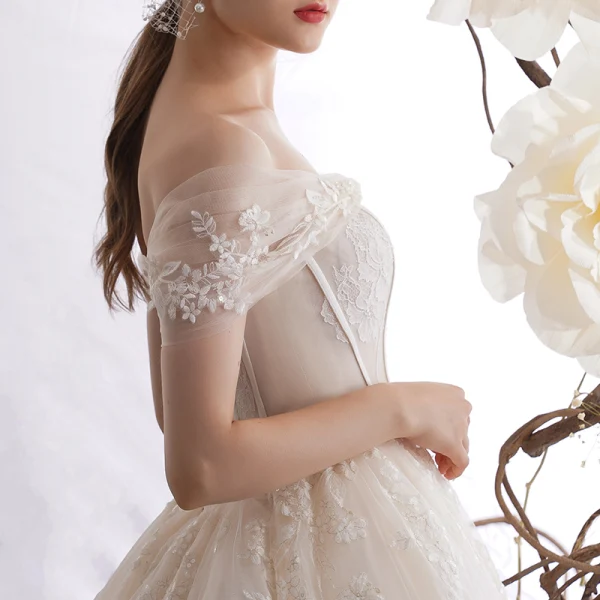 Schöne Champagner Brautkleider / Hochzeitskleider 2019 A Linie Off Shoulder Kurze Ärmel Rückenfreies Glanz Applikationen Spitze Perlenstickerei Hof-Schleppe Rüschen