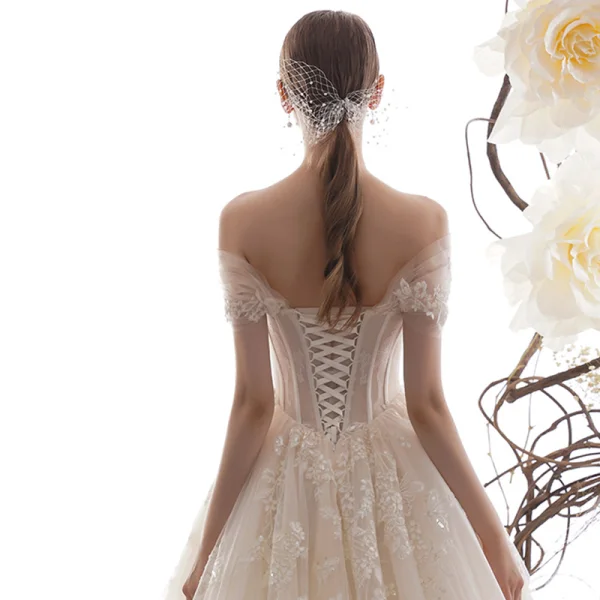 Schöne Champagner Brautkleider / Hochzeitskleider 2019 A Linie Off Shoulder Kurze Ärmel Rückenfreies Glanz Applikationen Spitze Perlenstickerei Hof-Schleppe Rüschen