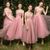Moda Transparentes Perla Rosada Vestidos De Damas De Honor 2019 A-Line / Princess Apliques Con Encaje Té De Longitud Ruffle Sin Espalda Vestidos para bodas