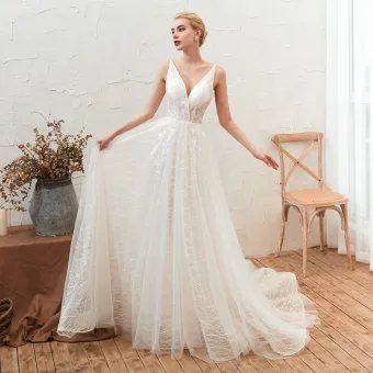 Abordable Ivoire Jardin Extérieur Été Robe De Mariée 2019 Princesse Col V Profond Sans Manches Dos Nu Appliques En Dentelle Tribunal Train Volants