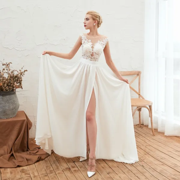 Abordable Ivoire Chiffon Été Transparentes Robe De Mariée 2019 Princesse Encolure Dégagée Sans Manches Appliques En Dentelle Fendue devant Tribunal Train Volants