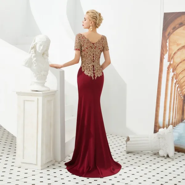 Haut de Gamme Bordeaux Robe De Soirée 2019 Trompette / Sirène Encolure Dégagée Manches Courtes Appliques En Dentelle Train De Balayage Volants Dos Nu Robe De Ceremonie