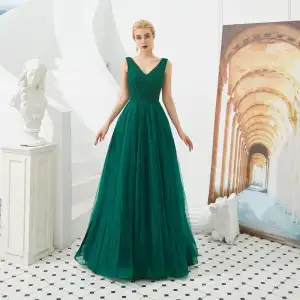 Meilleure Vert Foncé Robe De Soirée 2019 Princesse V Cou Sans Manches Perlage Glitter Tulle Longue Volants Dos Nu Robe De Ceremonie