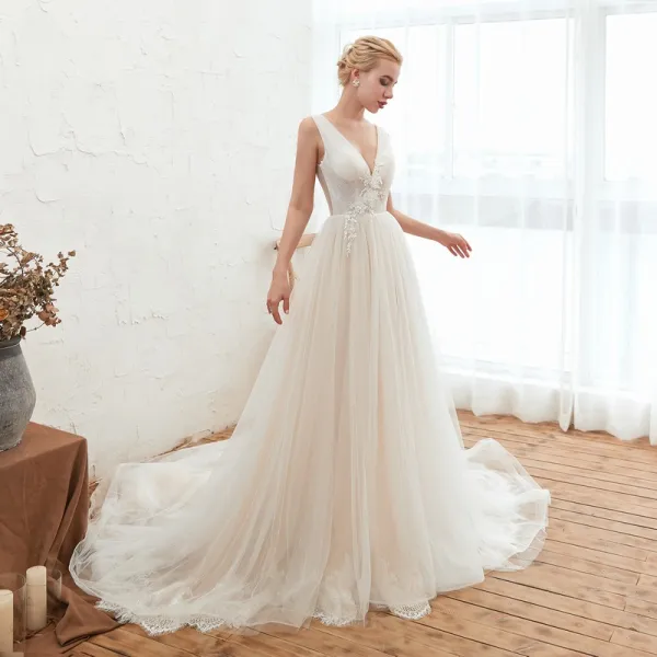 Abordable Champagne Jardin / Extérieur Été Robe De Mariée 2019 Princesse Col v profond Sans Manches Dos Nu Appliques En Dentelle Perlage Chapel Train Volants