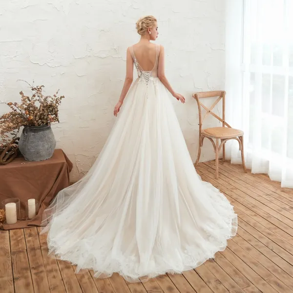 Abordable Champagne Jardin / Extérieur Été Robe De Mariée 2019 Princesse Col v profond Sans Manches Dos Nu Appliques En Dentelle Perlage Chapel Train Volants