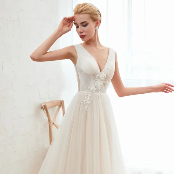 Abordable Champagne Jardin / Extérieur Été Robe De Mariée 2019 Princesse Col v profond Sans Manches Dos Nu Appliques En Dentelle Perlage Chapel Train Volants