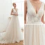 Abordable Champagne Jardin / Extérieur Été Robe De Mariée 2019 Princesse Col v profond Sans Manches Dos Nu Appliques En Dentelle Perlage Chapel Train Volants