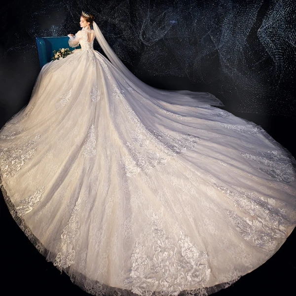 Vintage / Originale Champagne Transparentes Robe De Mariée 2019 Robe Boule Col Haut Gonflée 3/4 Manches Dos Nu Appliques En Dentelle Perlage Cathedral Train Volants
