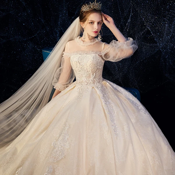 Vintage / Originale Champagne Transparentes Robe De Mariée 2019 Robe Boule Col Haut Gonflée 3/4 Manches Dos Nu Appliques En Dentelle Perlage Cathedral Train Volants