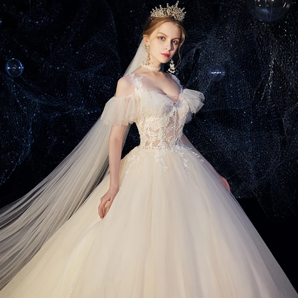 Illusion Champagne Robe De Mariée 2019 Robe Boule Bretelles Spaghetti Détachable Manches Courtes Dos Nu Appliques En Dentelle Perlage Cathedral Train Volants