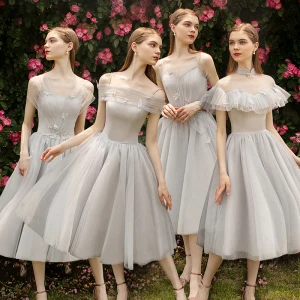 Elegantes Gris Vestidos De Damas De Honor 2019 A Line Princess Apliques Con Encaje Flor Té De Longitud Ruffle Sin Espalda Vestidos Para Bodas