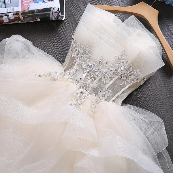 Schöne Champagner Cocktailkleider 2019 Ballkleid Bandeau Ärmellos Applikationen Spitze Strass Kurze Fallende Rüsche Rückenfreies Festliche Kleider