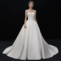 Sencillos Champán Satén Vestidos De Novia 2019 A-Line / Princess Sweetheart Sin Mangas Sin Espalda Chapel Train Ruffle