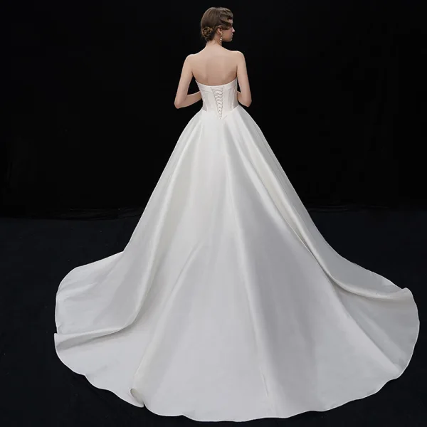 Enkel Champagne Satin Brudekjoler 2019 Prinsesse Kjæreste Uten Ermer Ryggløse Chapel Train Buste