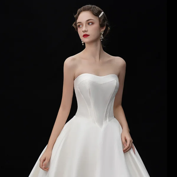 Enkel Champagne Satin Brudekjoler 2019 Prinsesse Kjæreste Uten Ermer Ryggløse Chapel Train Buste