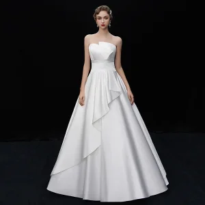 Simple Ivoire Satin Robe De Mariée 2019 Princesse Unique Bustier Sans Manches Dos Nu Longue Volants