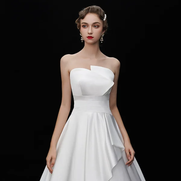 Simple Ivoire Satin Robe De Mariée 2019 Princesse Unique Bustier Sans Manches Dos Nu Longue Volants