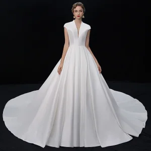 Vintage Elfenben Satin Bröllopsklänningar 2019 Prinsessa Djup V Hals Ärmlös Cathedral Train Ruffle