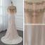 Haut de Gamme Champagne Transparentes Robe De Soirée Avec Châle 2019 Trompette / Sirène Encolure Dégagée Sans Manches Fait main Perlage Train De Balayage Volants Robe De Ceremonie