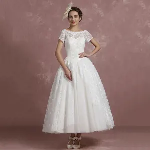 Classique Ivoire Dentelle Robe De Mariée 2018 Robe Boule Encolure Dégagée Manches Courtes Dos Nu Longueur Cheville Volants