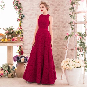 Snygga Fina Burgundy Aftonklänningar 2017 Prinsessa Urringning Ärmlös Beading Pärla Skärp Långa Halterneck Formella Klänningar