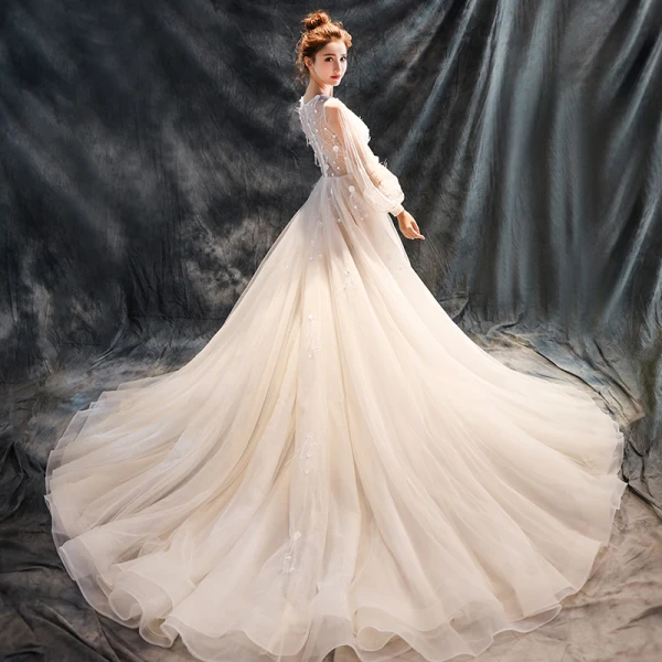 Chic / Belle Salle Robe De Mariée 2017 En Dentelle Paillettes Appliques Fleur Dos Nu Encolure Dégagée Manches Longues Cathedral Train Champagne Princesse