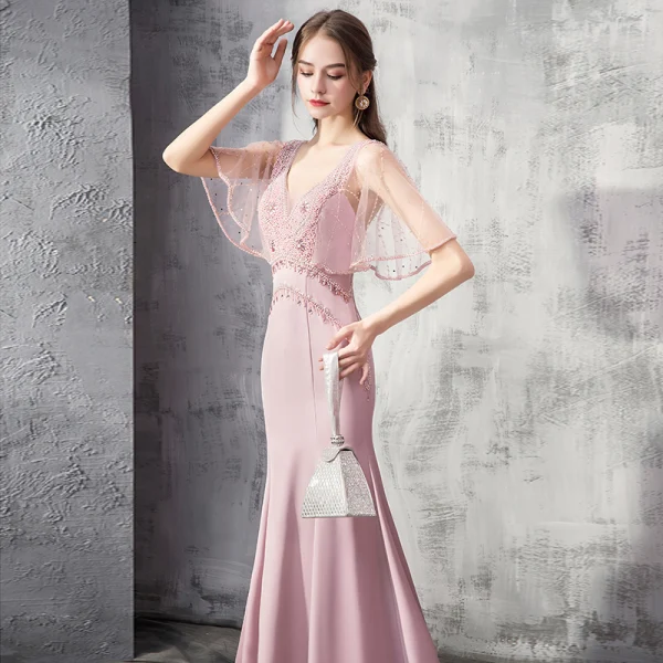 Élégant Rose Bonbon Robe De Soirée 2019 Trompette / Sirène Col v profond Manches Courtes Faux Diamant Perlage Train De Balayage Volants Dos Nu Robe De Ceremonie