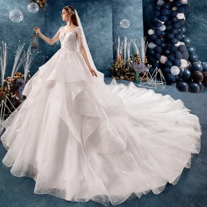 Fine Elfenben Gjennomsiktig Brudekjoler 2019 Prinsesse Firkantet Hals Hette Ermer Ryggløse Appliques Blonder Beading Dusk Glitter Tyll Cathedral Train Gripende Ruffles