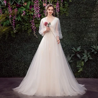 Abordable Champagne Jardin Extérieur Robe De Mariée 2019 Princesse V Cou Gonflée 3 4 Manches Dos Nu Appliques En Dentelle Train De Balayage Volants