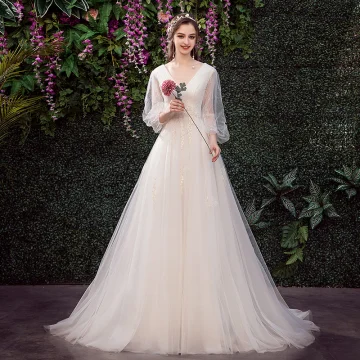 Abordable Champagne Jardin Extérieur Robe De Mariée 2019 Princesse V Cou Gonflée 3 4 Manches Dos Nu Appliques En Dentelle Train De Balayage Volants