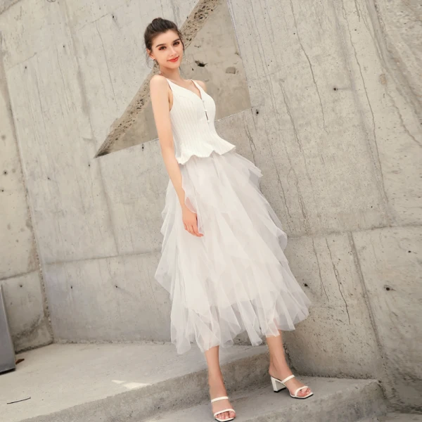Chic / Belle Blanche Été de retour Robe De Graduation 2019 Princesse Bretelles Spaghetti Sans Manches Thé Longueur Volants Dos Nu Robe De Ceremonie