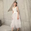 Chic / Belle Blanche Été de retour Robe De Graduation 2019 Princesse Bretelles Spaghetti Sans Manches Thé Longueur Volants Dos Nu Robe De Ceremonie