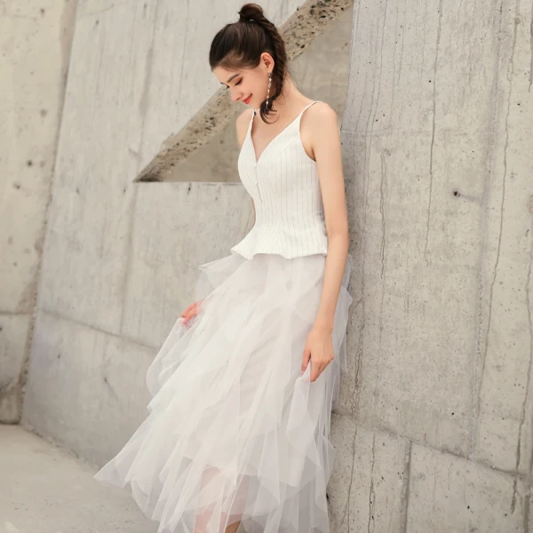 Chic / Belle Blanche Été de retour Robe De Graduation 2019 Princesse Bretelles Spaghetti Sans Manches Thé Longueur Volants Dos Nu Robe De Ceremonie