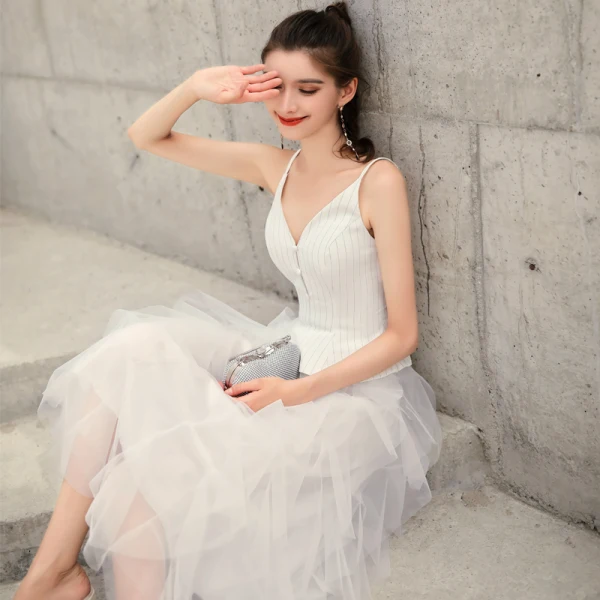 Chic / Belle Blanche Été de retour Robe De Graduation 2019 Princesse Bretelles Spaghetti Sans Manches Thé Longueur Volants Dos Nu Robe De Ceremonie