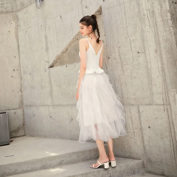 Chic / Belle Blanche Été de retour Robe De Graduation 2019 Princesse Bretelles Spaghetti Sans Manches Thé Longueur Volants Dos Nu Robe De Ceremonie
