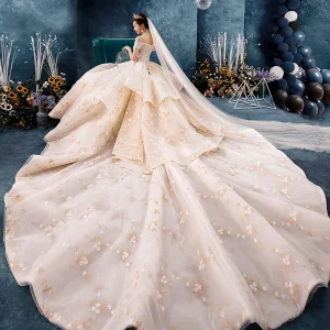 Étourdissant Champagne Robe De Mariée 2019 Robe Boule De L 039 Épaule Manches Courtes Dos Nu Appliques En Dentelle Fleur Perlage Cathedral Train Volants