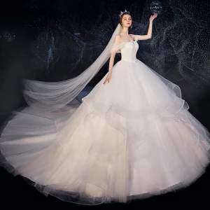 Fine Elfenben Brudekjoler 2019 Ballkjole Av Skulderen Korte Ermer Ryggløse Glitter Tyll Beading Sash Cathedral Train Gripende Ruffles