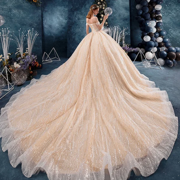 Élégant Champagne Robe De Mariée 2019 Robe Boule De l'épaule Manches Courtes Dos Nu Glitter Tulle Appliques En Dentelle Perlage Cathedral Train Volants