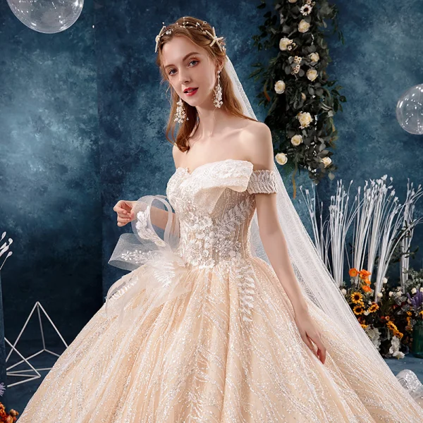 Élégant Champagne Robe De Mariée 2019 Robe Boule De l'épaule Manches Courtes Dos Nu Glitter Tulle Appliques En Dentelle Perlage Cathedral Train Volants