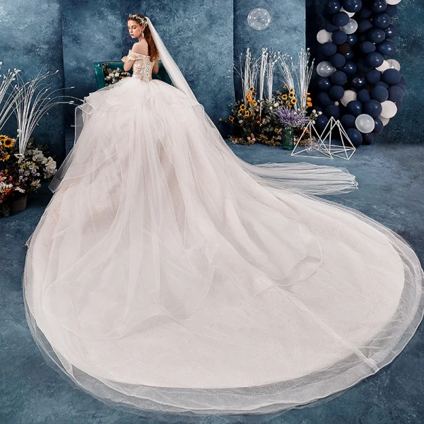 Schöne Champagner Brautkleider / Hochzeitskleider 2019 Ballkleid Off Shoulder Kurze Ärmel Rückenfreies Glanz Tülle Applikationen Spitze Perlenstickerei Kathedrale Schleppe Fallende Rüsche
