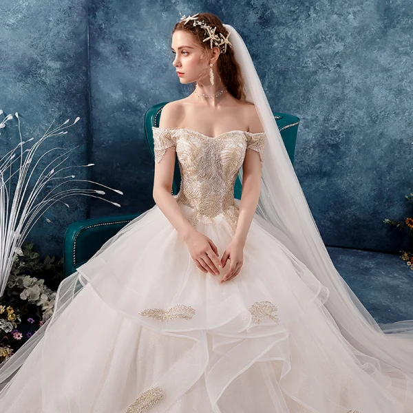 Schöne Champagner Brautkleider / Hochzeitskleider 2019 Ballkleid Off Shoulder Kurze Ärmel Rückenfreies Glanz Tülle Applikationen Spitze Perlenstickerei Kathedrale Schleppe Fallende Rüsche